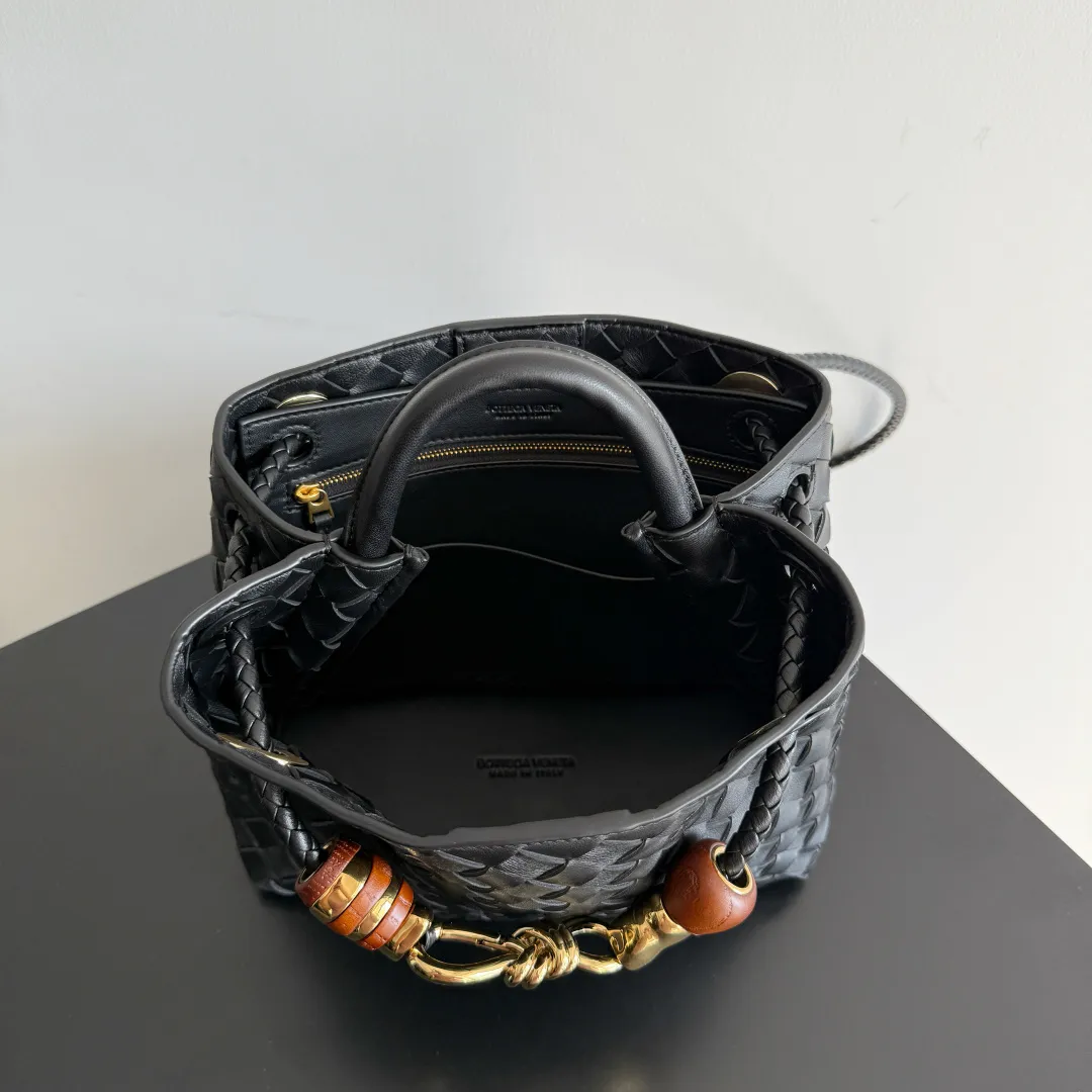 The new Andiamo batch of 3060 BV is shipped‼ ️The classic intercciato weaving process is used to create a soft bag, the metal knot is made of micro-cast aluminum using jewelry technology🪢, and the decorative beads are made of metal and hand-polished oak, allowing you to jump repeatedly between elegance and fun💃, making it unpredictable. Classic and versatile, it shows off your temperament, and the bag has a large capacity, making it very convenient for daily commuting! It has a variety of carrying methods, the shoulder straps can be adjusted by yourself, the original lambskin feels soft and delicate, and the unisex style breaks gender boundaries and brings a more practical and long-lasting use experience. The Andiamo, which has both elegant and casual styles, perfectly interprets the "fashionable old money style". Style number: 743568+wood hardware Color: black gold buckle Size: 25*22*10.5cm